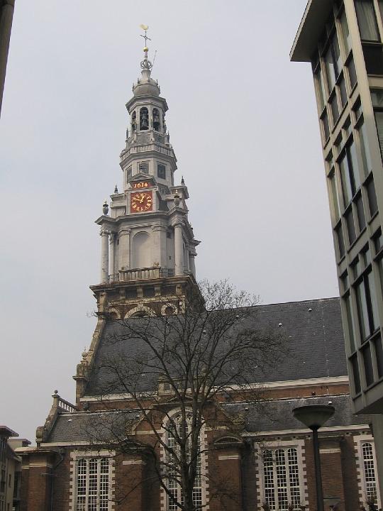 Amsterdam 34.jpg - Weiterhin sind viele Fassaden leicht nach vorne geneigt, da Amsterdam früher auf Holzpfählen gebaut wurde und die Pfähle im Lauf der Jahrzehnte langsam vermodern